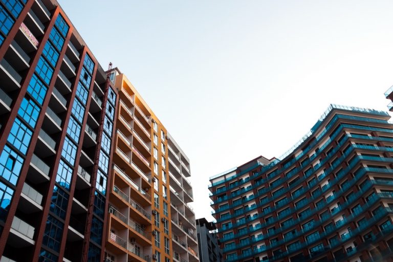 La vivienda monopoliza el pleno de Málaga entre críticas políticas y la propuesta de una tasa turística