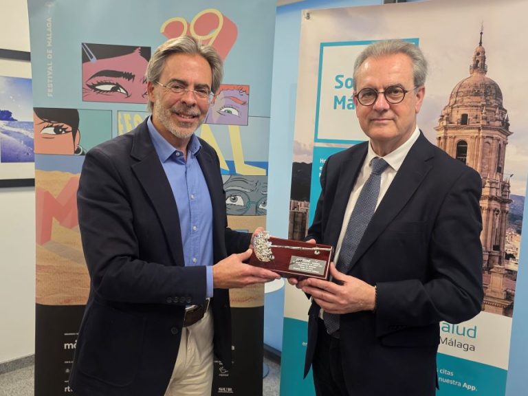 El Festival de Málaga y el Hospital Quirónsalud Málaga celebran juntos en un acto sus 14 años de colaboración Tomás Urda (QuironSalud) y Juan Antonio Vigar (Festival)