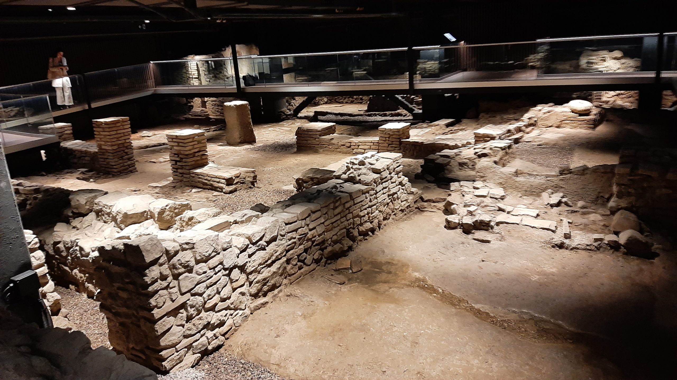 Estratos de eternidad: De factoría romana a la ciudad moderna 4 20260302 103223 scaled