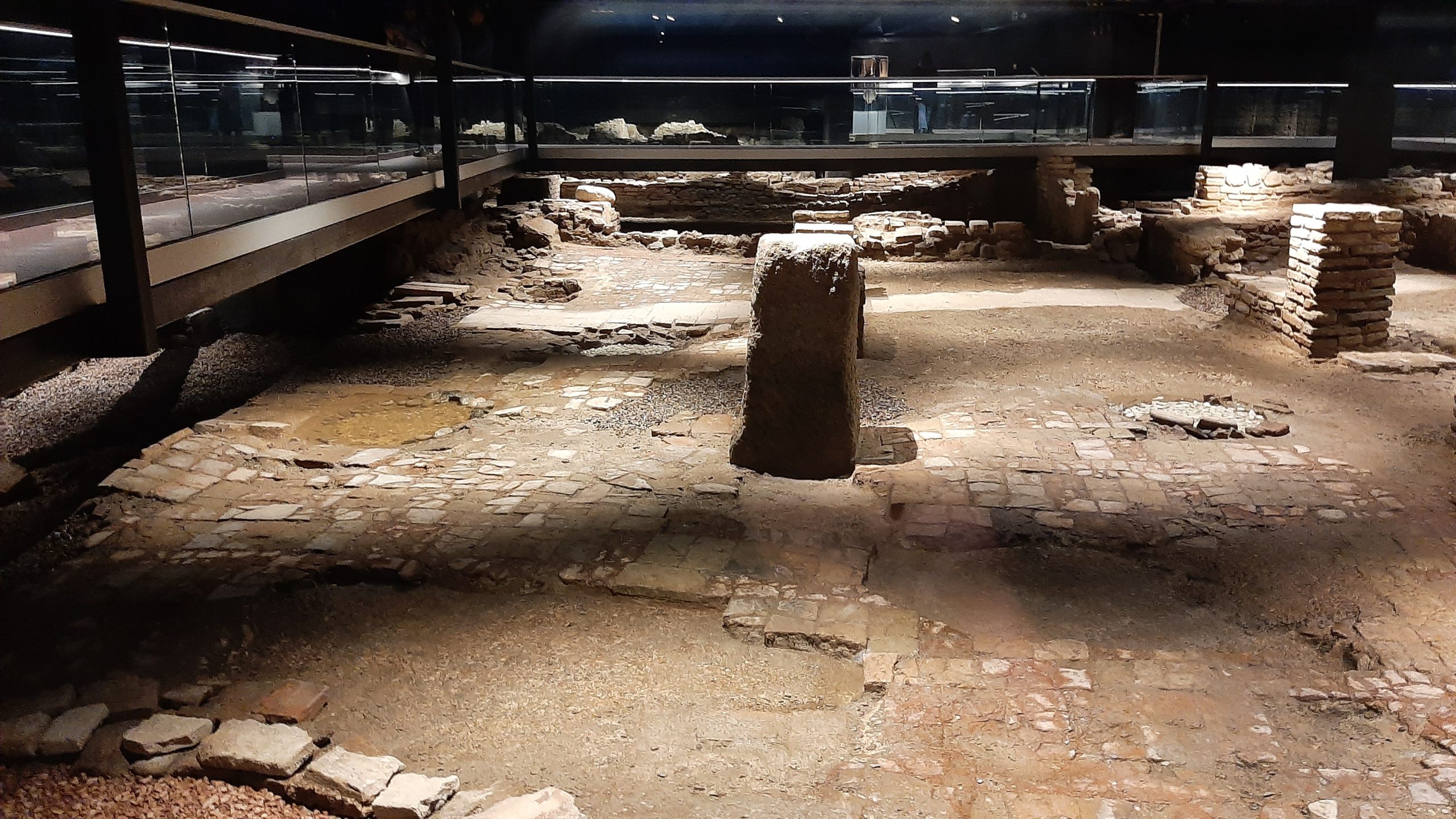 Estratos de eternidad: De factoría romana a la ciudad moderna 8 20260302 103847 scaled
