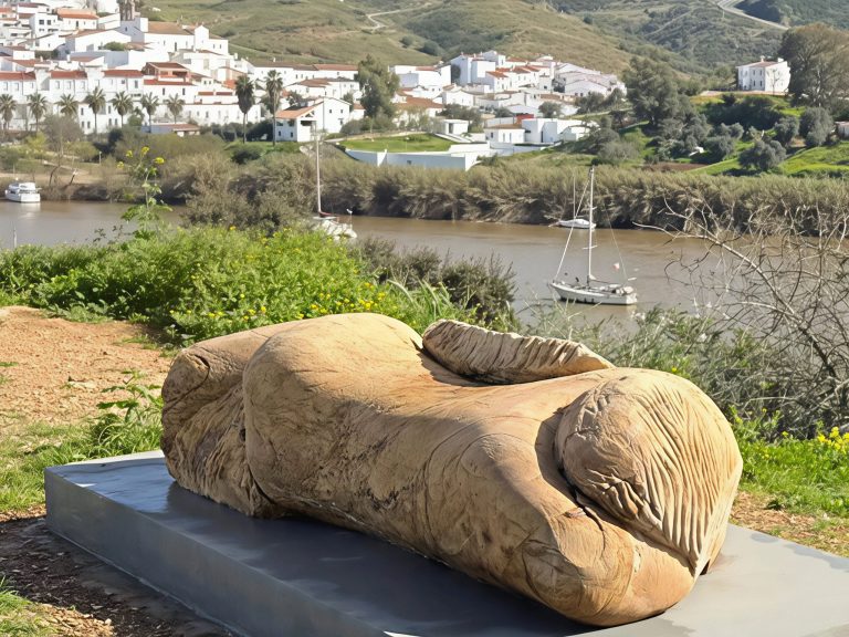 Escultura a la Mujer Maltratada Pepe Gamez scaled 1