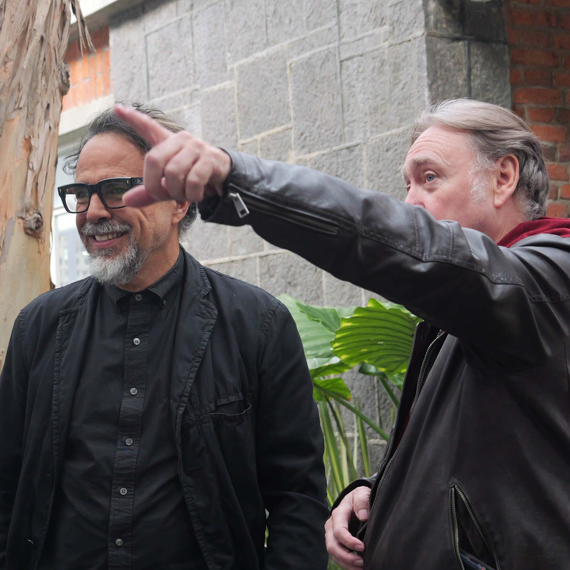 Javier Espada junto Alejandro Gonzalez Inarritu en la Casa de Bunuel en