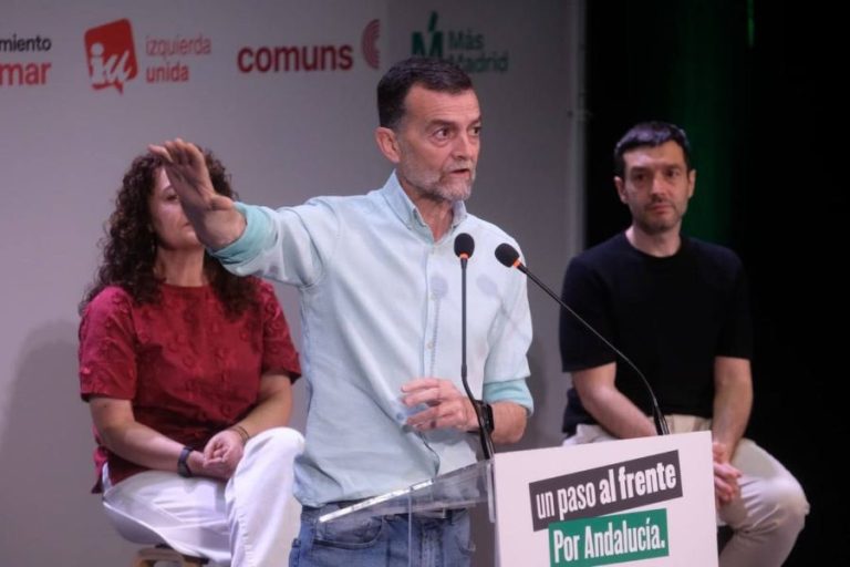 Bustinduy se estrena apoyando a Maíllo en Málaga y Belarra vuelve a la campaña en Sevilla Maíllo, con Bustinduy y Esperanza Gómez detrás, en el mitin del 17 de abril en Sevilla | Foto de Izquierda Unida