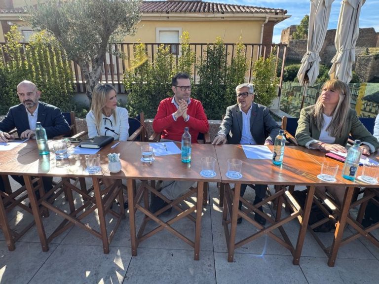 El PSOE pide el voto para defender la igualdad y frenar la “involución silenciosa” en Andalucía Carlos Cuerpo, Josele Aguilar y miembros del PSOE de Málaga