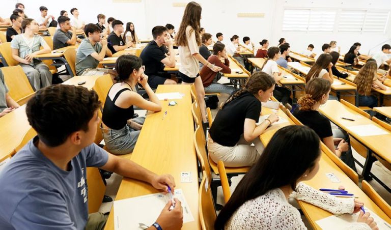Alumnos en la prueba de acceso a la universidad (Foto: EFE).