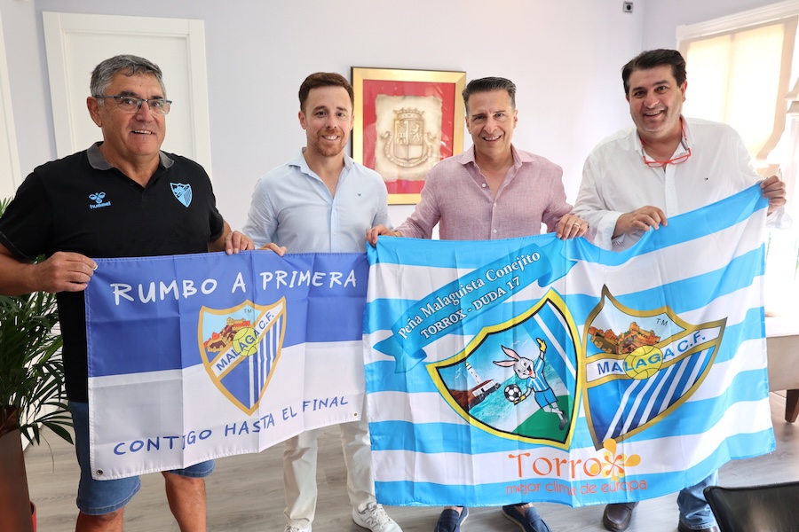 El Ayuntamiento de Torrox viste su fachada con los colores del Málaga CF 1 Torrox