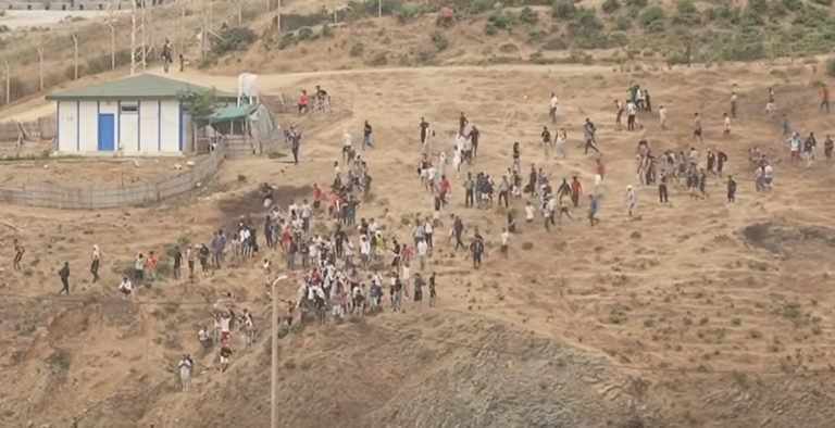 Ceuta desbordada: 49.000 entradas en 24 horas A1 1413142561 2