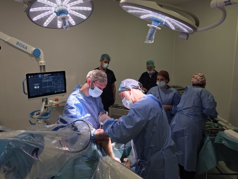 El robot ROSA permite realizar cirugías de prótesis articular con precisión milimétrica y mayor seguridad para el paciente Cirugia robot ROSA. Dr. Dalla Rosa a la derecha