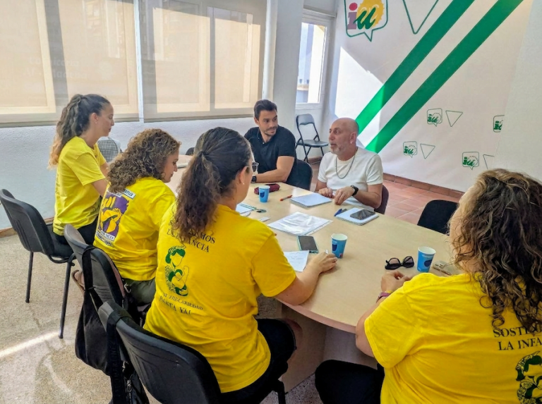 Cumplir con las educadoras infantiles de 0 a 3 años, los niños y las familias Fotografia